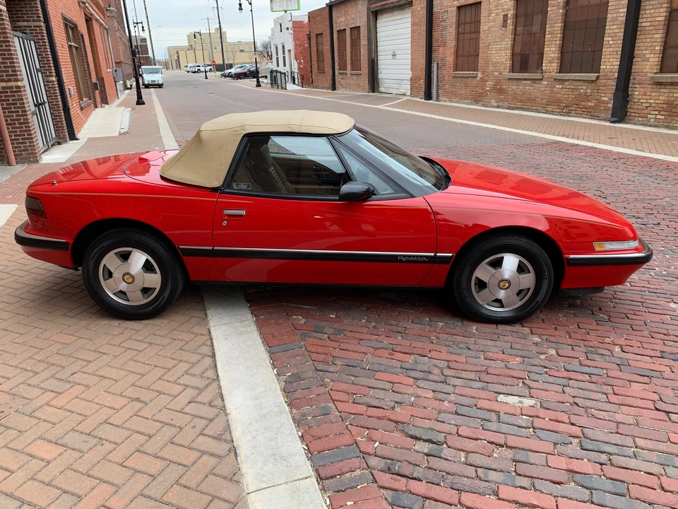1990 Buick Reatta - Image 21 of 31