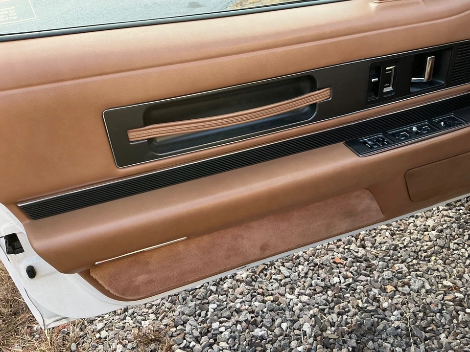 1990 Buick Reatta - Image 11 of 16