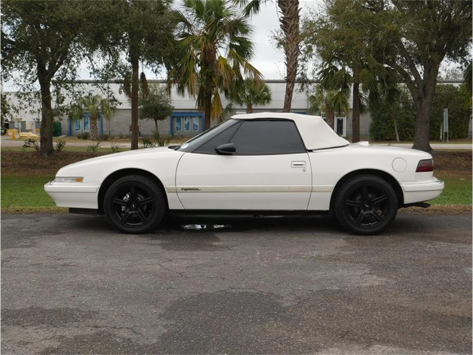 1990 Buick Reatta - Image 16 of 31