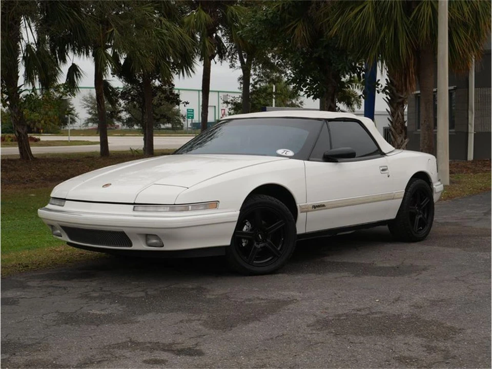 1990 Buick Reatta - Image 12 of 31