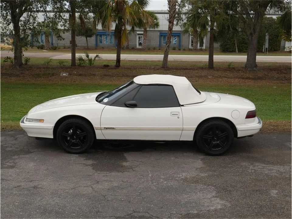 1990 Buick Reatta - Image 17 of 31
