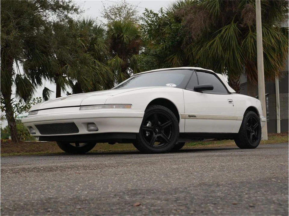 1990 Buick Reatta - Image 13 of 31