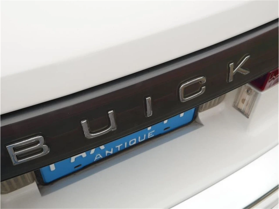1990 Buick Reatta - Image 24 of 31