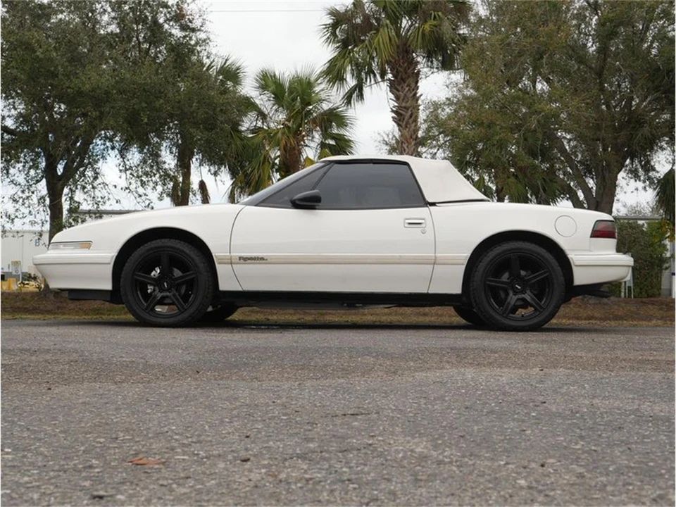 1990 Buick Reatta - Image 15 of 31