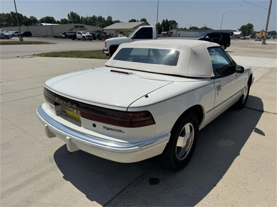 1990 Buick Reatta - Image 9 of 30