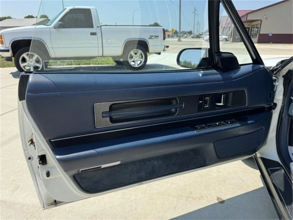 1990 Buick Reatta - Image 14 of 30