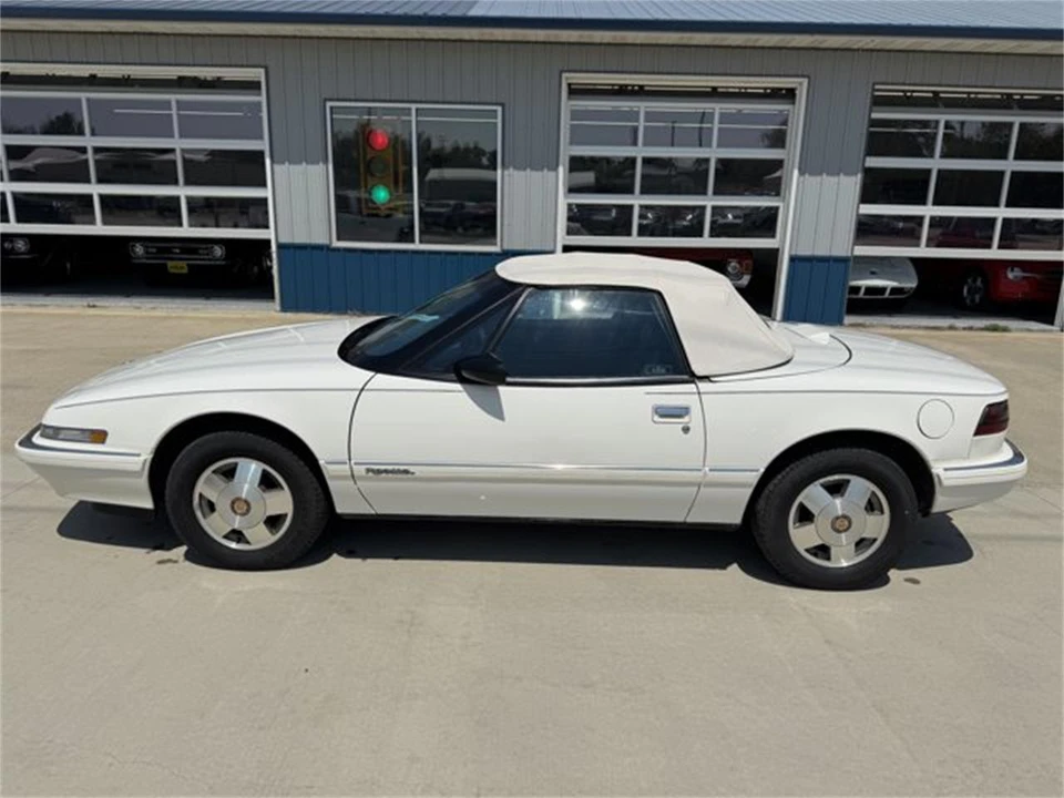 1990 Buick Reatta - Image 6 of 30