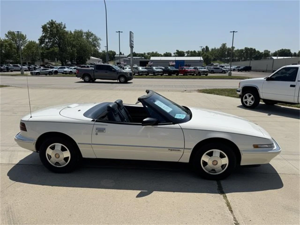 1990 Buick Reatta - Image 10 of 30