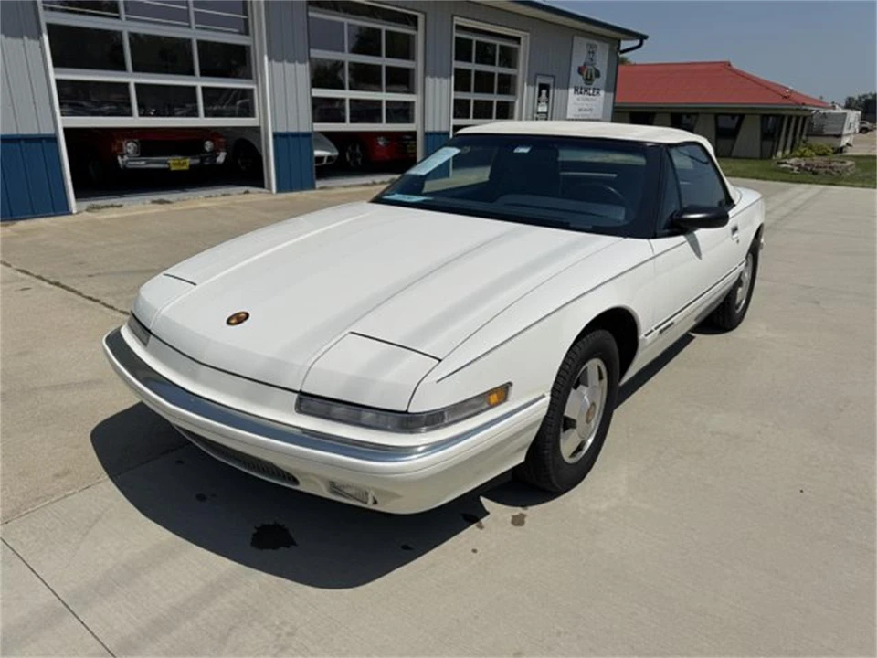 1990 Buick Reatta - Image 4 of 30