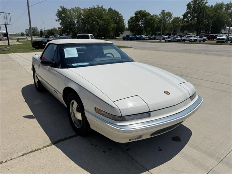 1990 Buick Reatta - Image 2 of 30