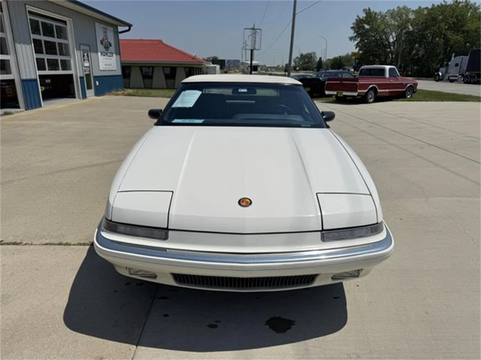 1990 Buick Reatta - Image 3 of 30