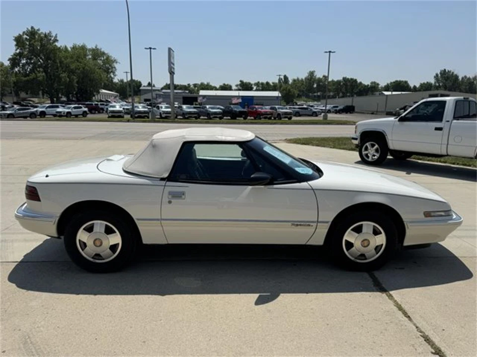 1990 Buick Reatta - Image 11 of 30