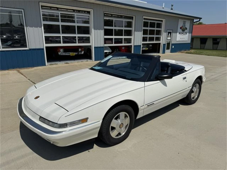 1990 Buick Reatta - Image 5 of 30