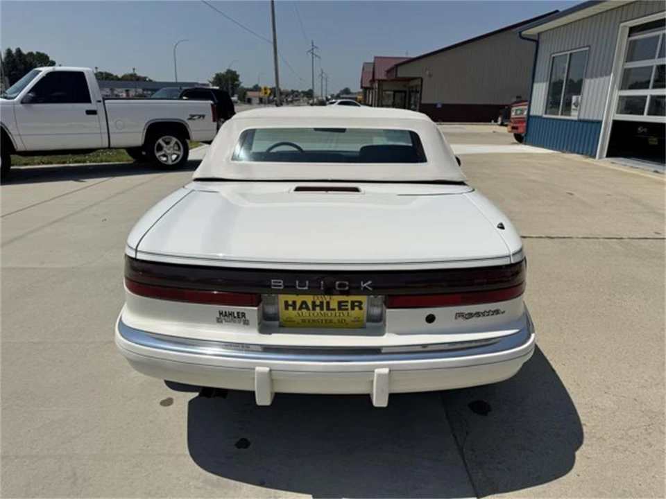 1990 Buick Reatta - Image 8 of 30