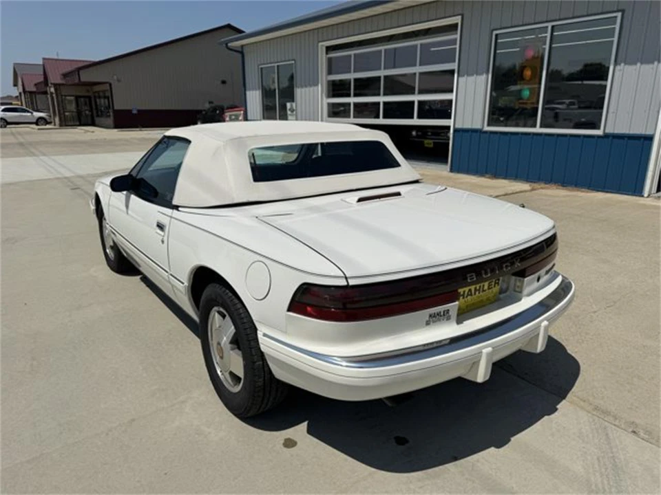1990 Buick Reatta - Image 7 of 30