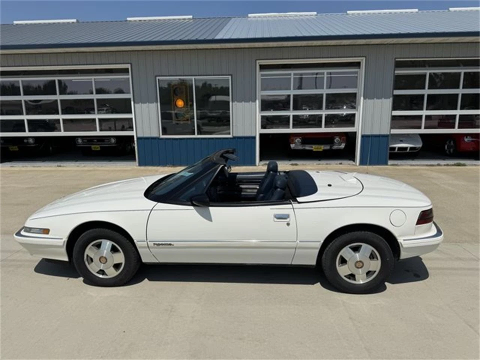 1990 Buick Reatta - Image 25 of 30