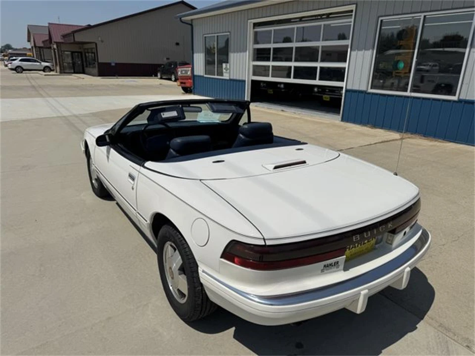 1990 Buick Reatta - Image 26 of 30
