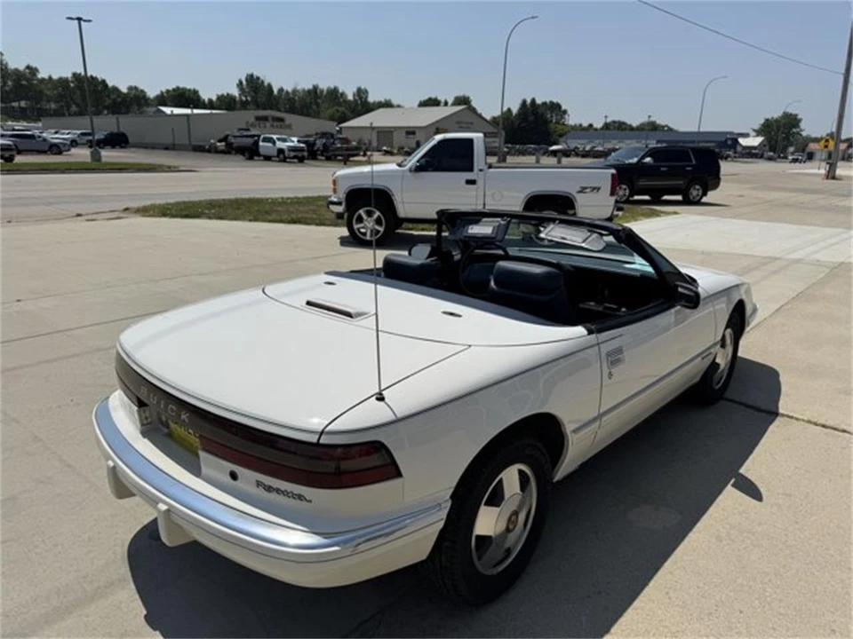 1990 Buick Reatta - Image 27 of 30