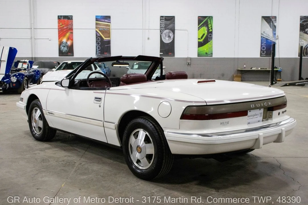 1990 Buick Reatta - Image 5 of 21