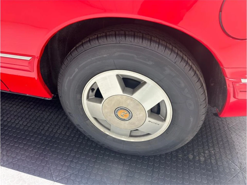 1990 Buick Reatta - Image 21 of 31