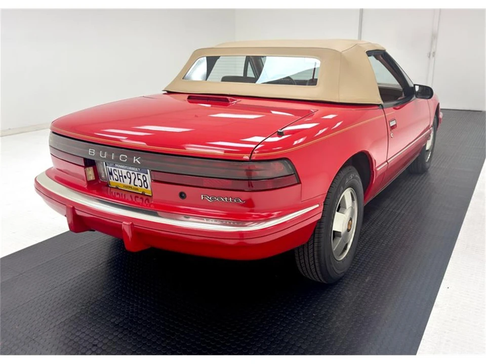 1990 Buick Reatta - Image 8 of 31