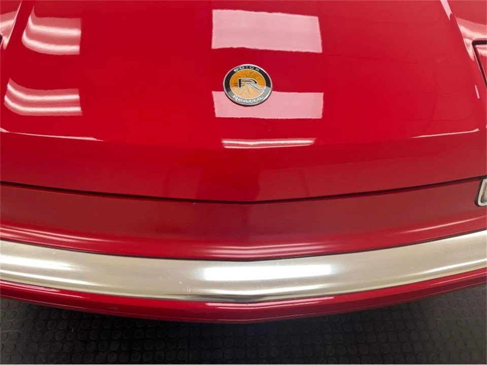 1990 Buick Reatta - Image 29 of 31