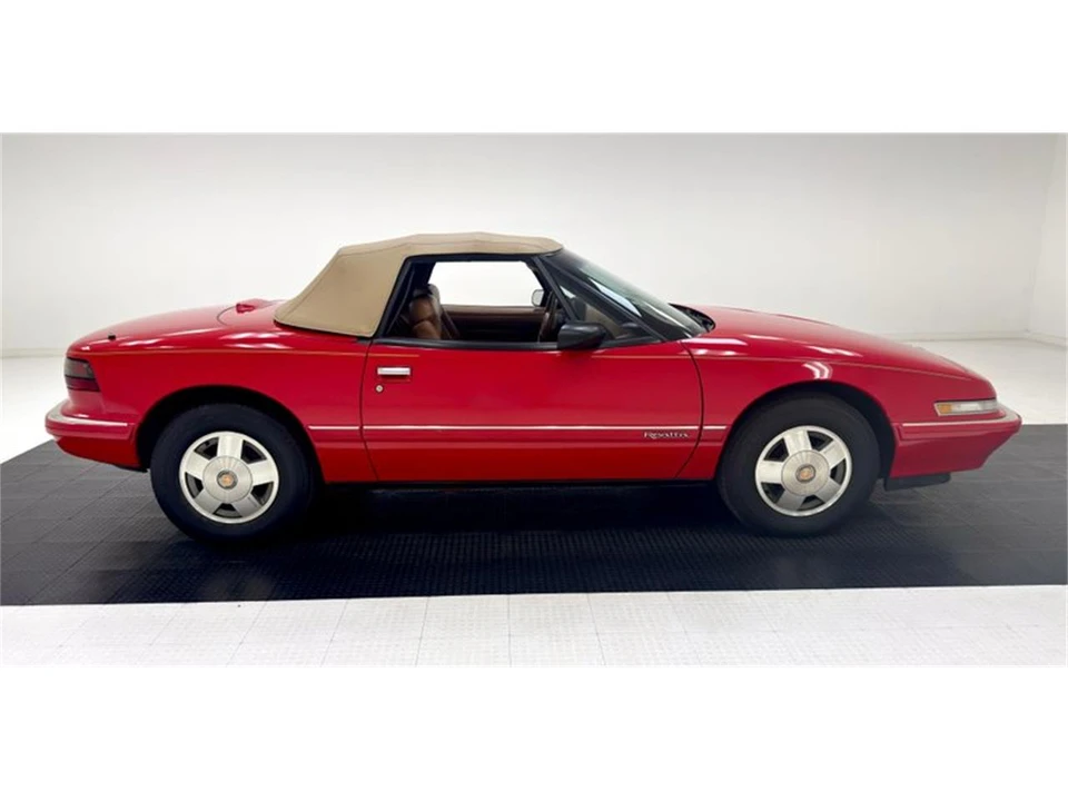 1990 Buick Reatta - Image 9 of 31