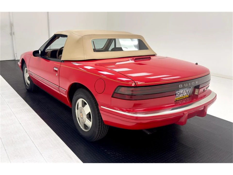 1990 Buick Reatta - Image 5 of 31