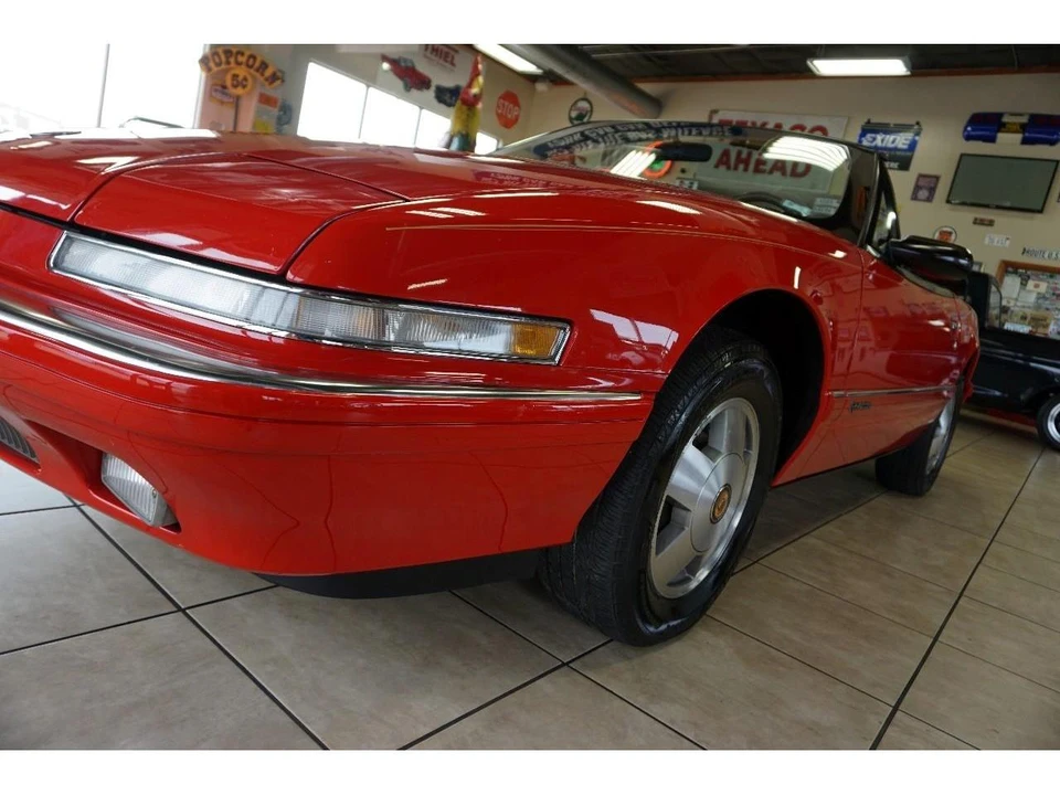 1990 Buick Reatta - Image 25 of 31