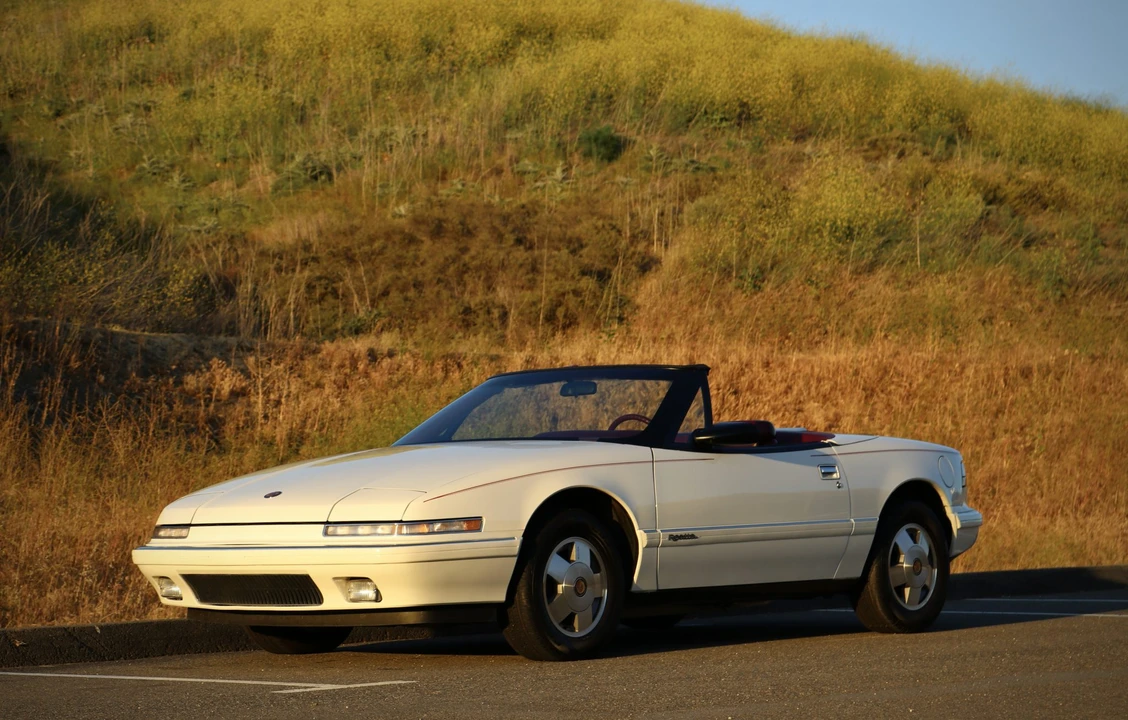 1990 Buick Reatta - Image 8 of 31