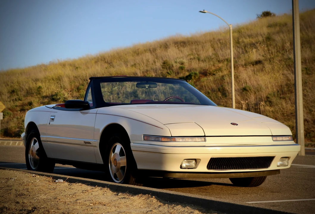 1990 Buick Reatta - Image 4 of 31