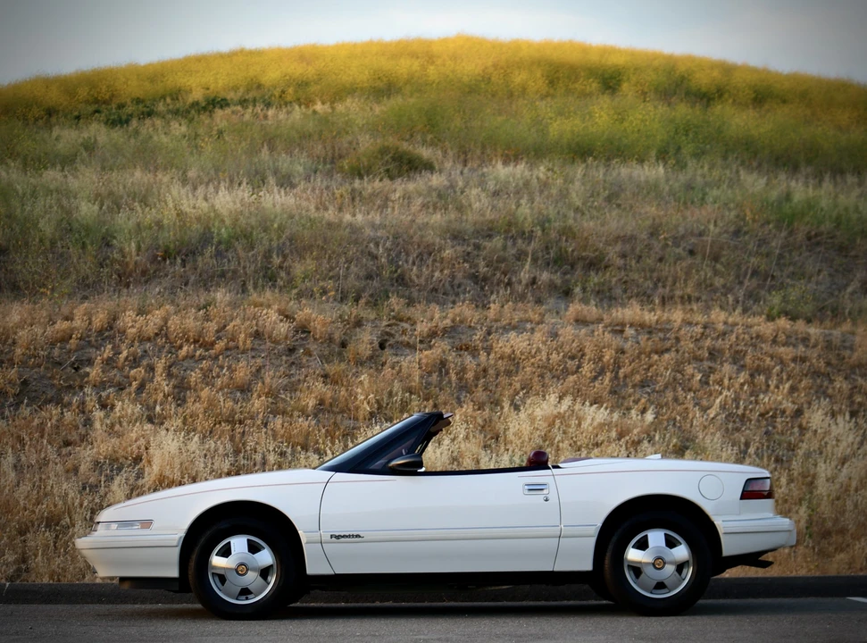 1990 Buick Reatta - Image 10 of 31