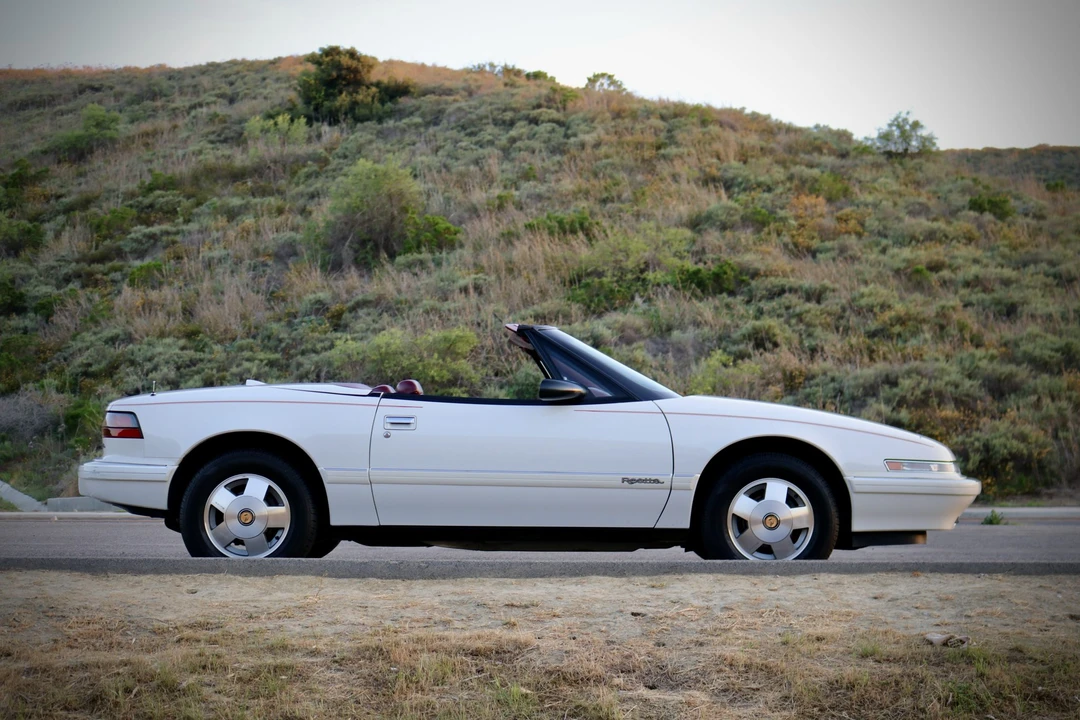 1990 Buick Reatta - Image 2 of 31