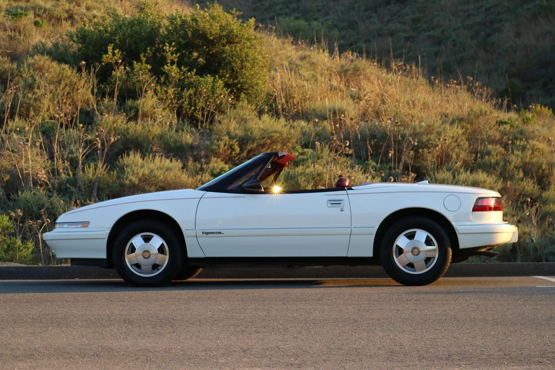 1990 Buick Reatta - Image 12 of 31