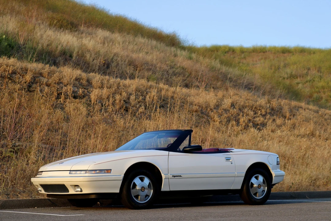1990 Buick Reatta - Image 9 of 31