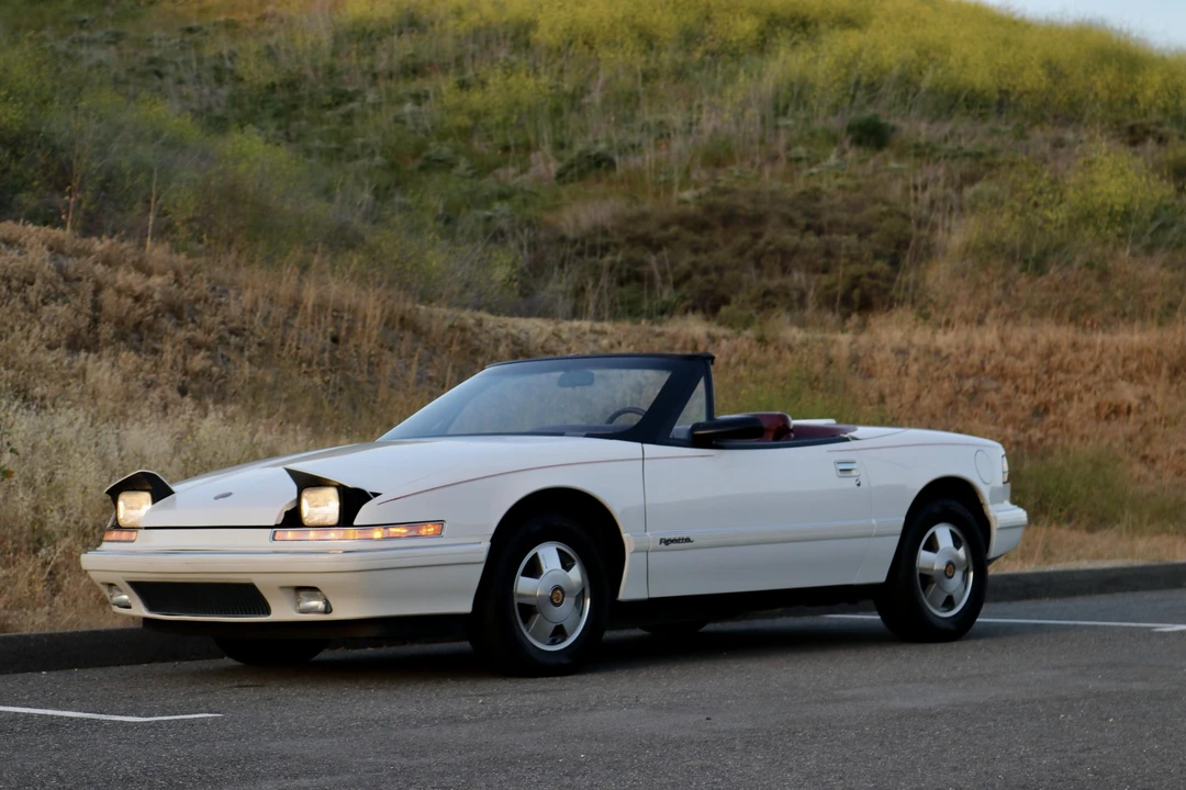 1990 Buick Reatta - Image 7 of 31