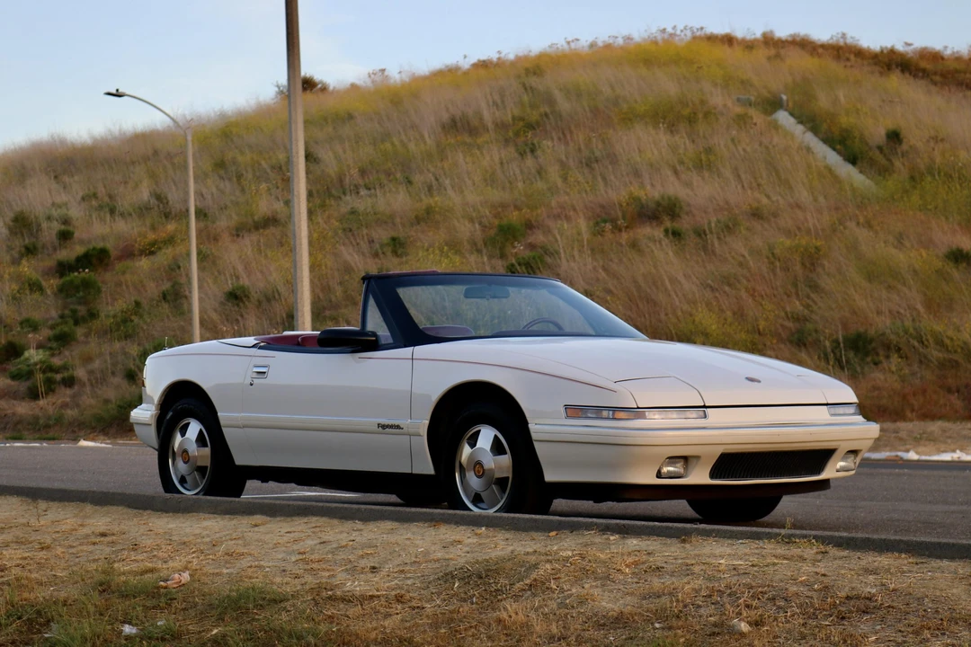 1990 Buick Reatta - Image 3 of 31