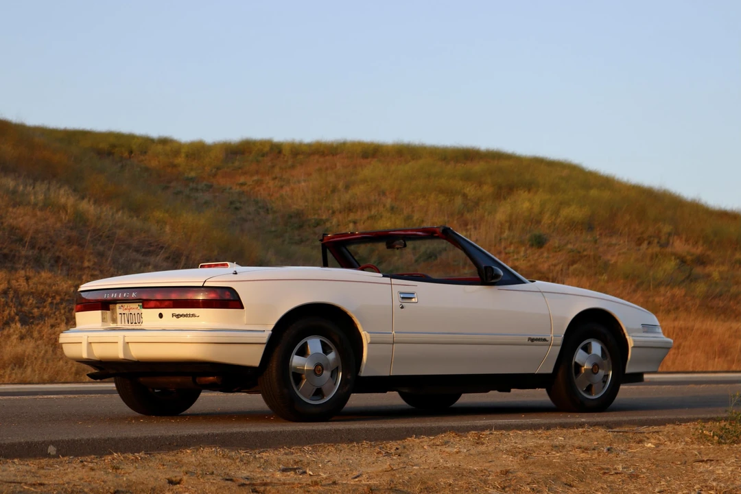 1990 Buick Reatta - Image 18 of 31