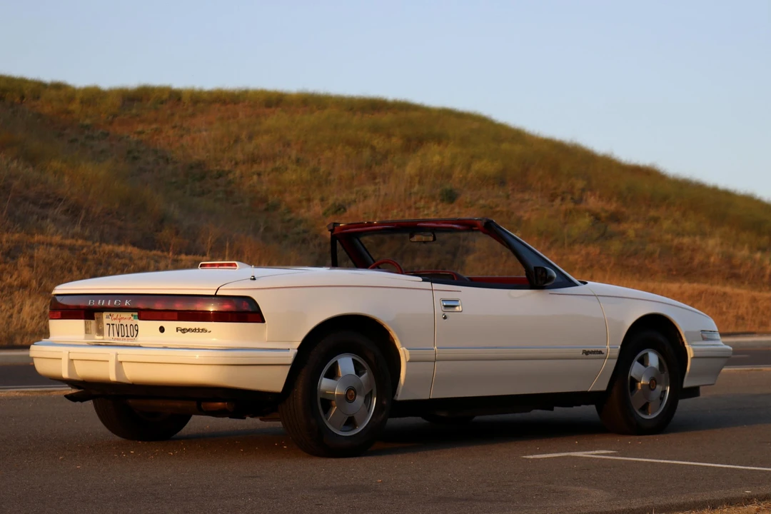 1990 Buick Reatta - Image 17 of 31