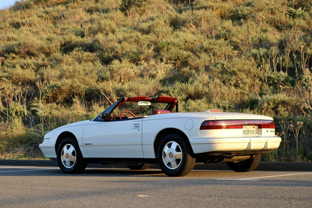 1990 Buick Reatta - Image 13 of 31