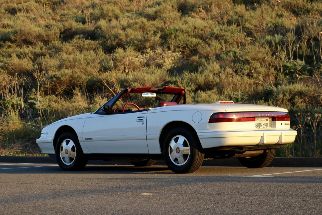 1990 Buick Reatta - Image 14 of 31