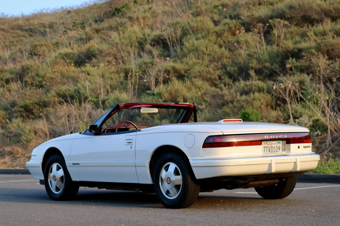 1990 Buick Reatta - Image 15 of 31
