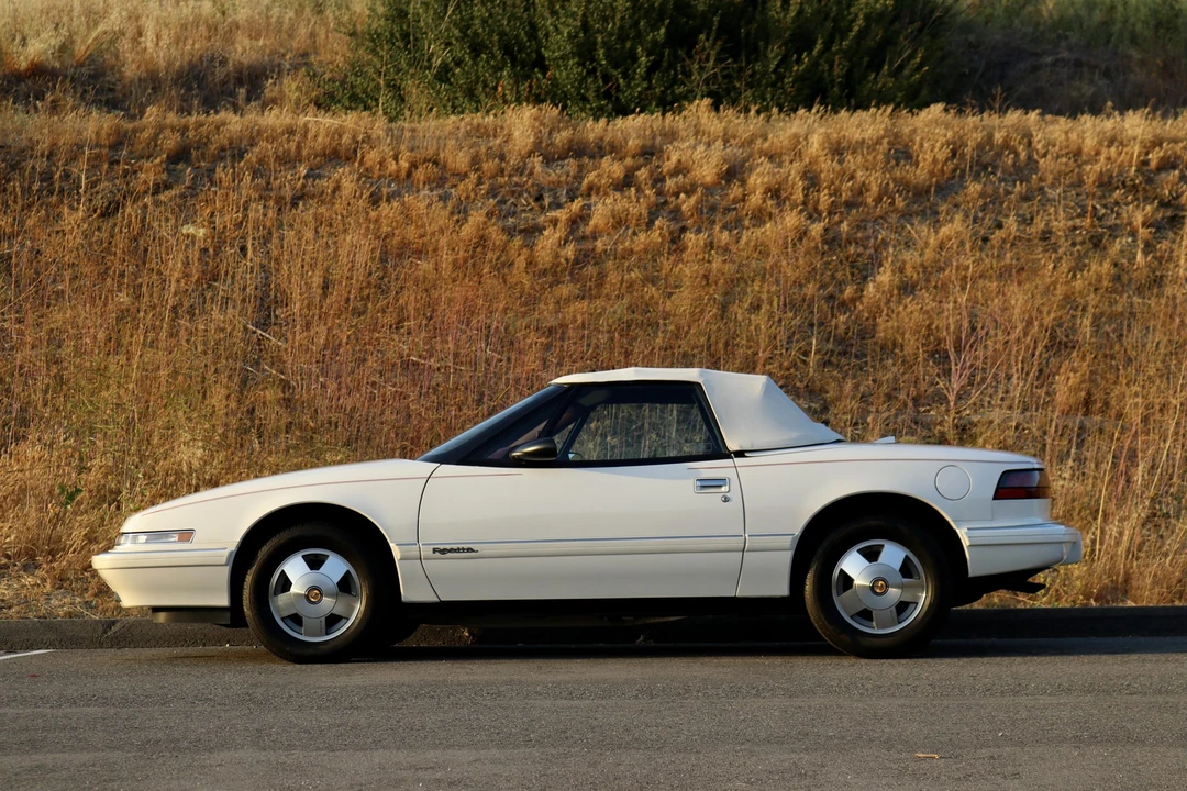 1990 Buick Reatta - Image 11 of 31