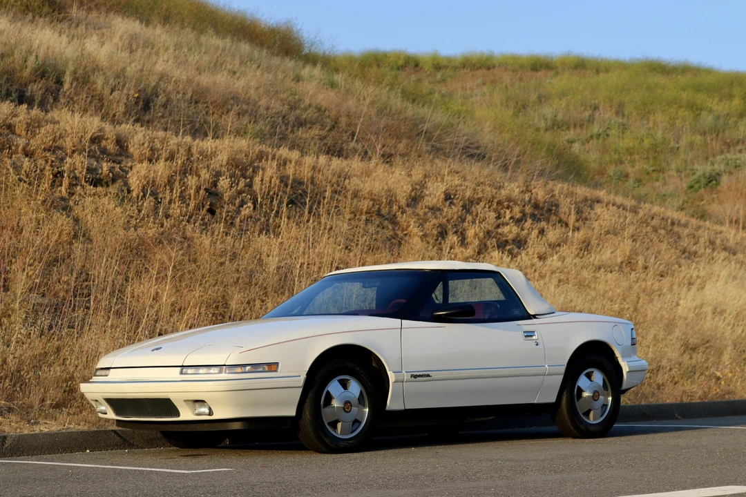 1990 Buick Reatta - Image 6 of 31