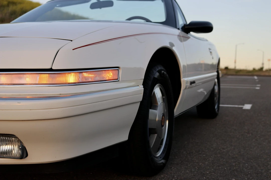 1990 Buick Reatta - Image 24 of 31