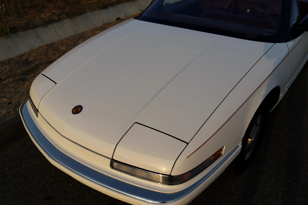 1990 Buick Reatta - Image 25 of 31