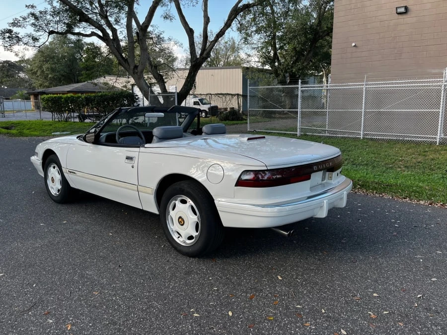1990 Buick Reatta - Image 3 of 17