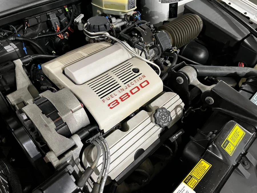 1990 Buick Reatta - Image 10 of 17