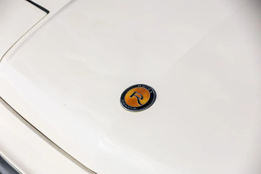 1990 Buick Reatta - Image 13 of 17