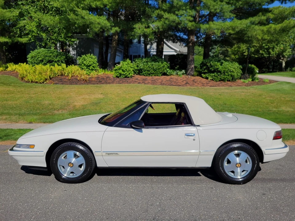 1990 Buick Reatta - Image 29 of 31